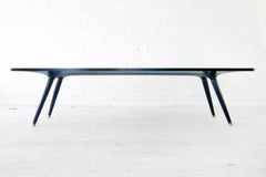 Zeitgenössischer ebonisierter Esstisch aus geschnitztem Nussbaumholz mit Messingakzenten