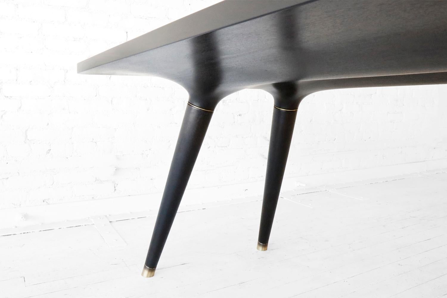 Américain Table de salle à manger contemporaine en noyer sculpté et ébénisé avec accents en laiton en vente