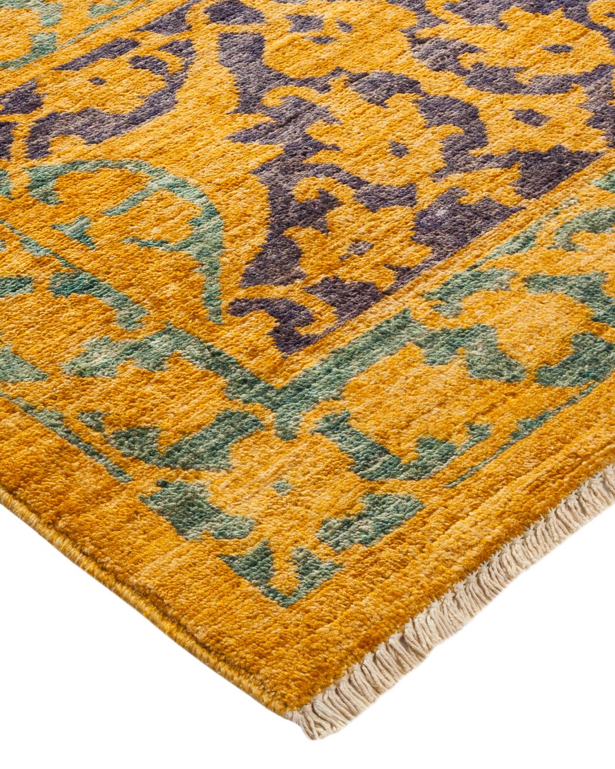 L'art méticuleux des textiles brodés à la main des tribus d'Ouzbékistan a inspiré la Collection Rugs de tapis Suzani. Les motifs audacieux, en particulier les grenades, le soleil et la lune, sont des éléments fréquents, dont les dessins simples mais