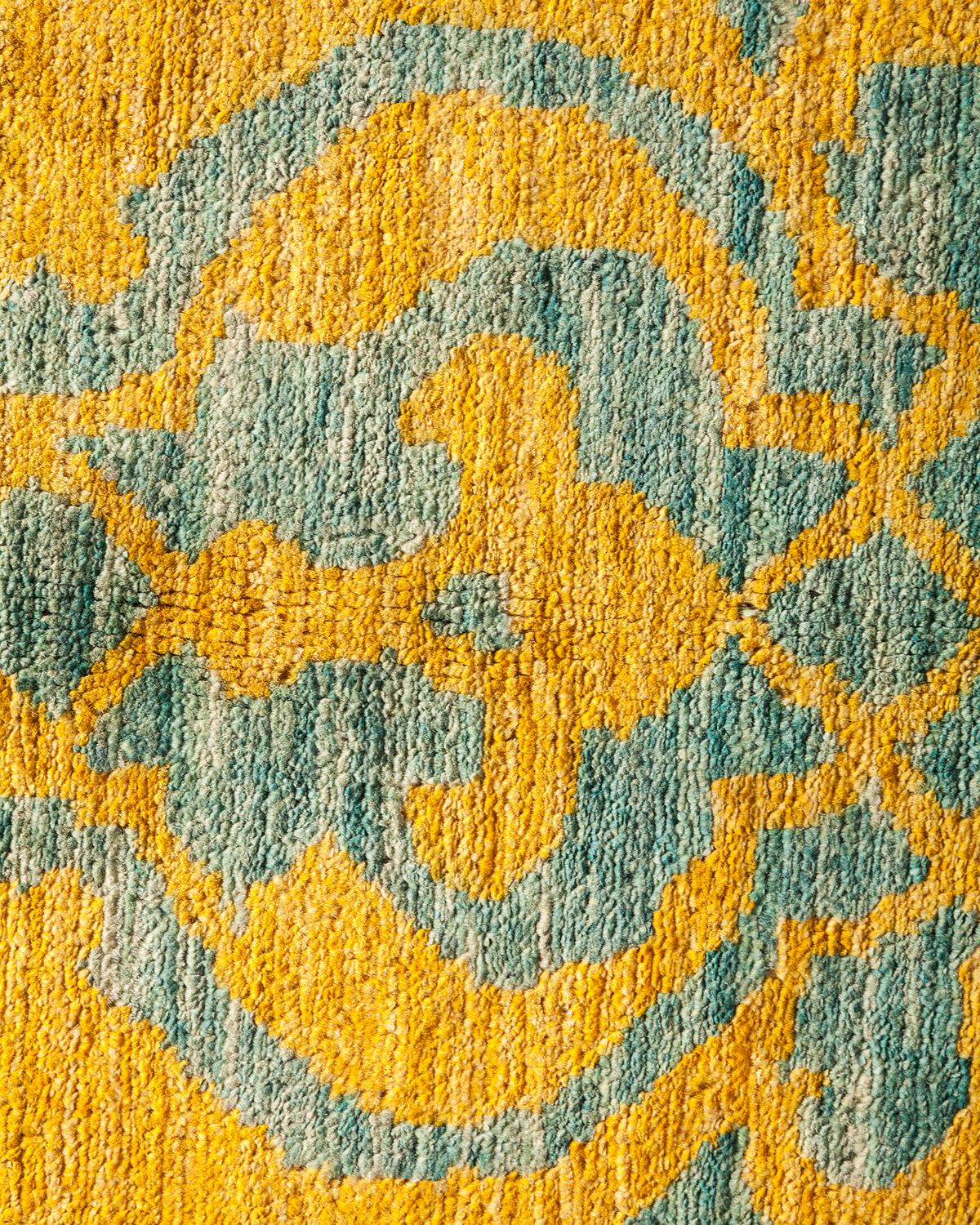 Pakistanais Tapis éclectique contemporain en laine nouée à la main jaune en vente
