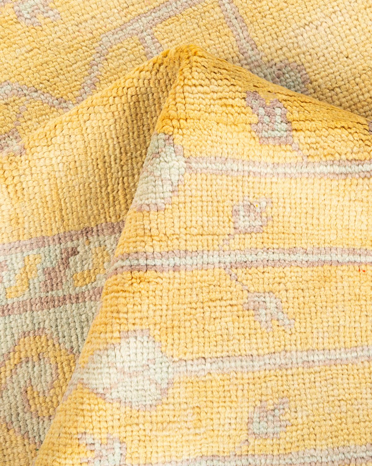 Tapis de course contemporain éclectique en laine nouée à la main jaune en vente 1