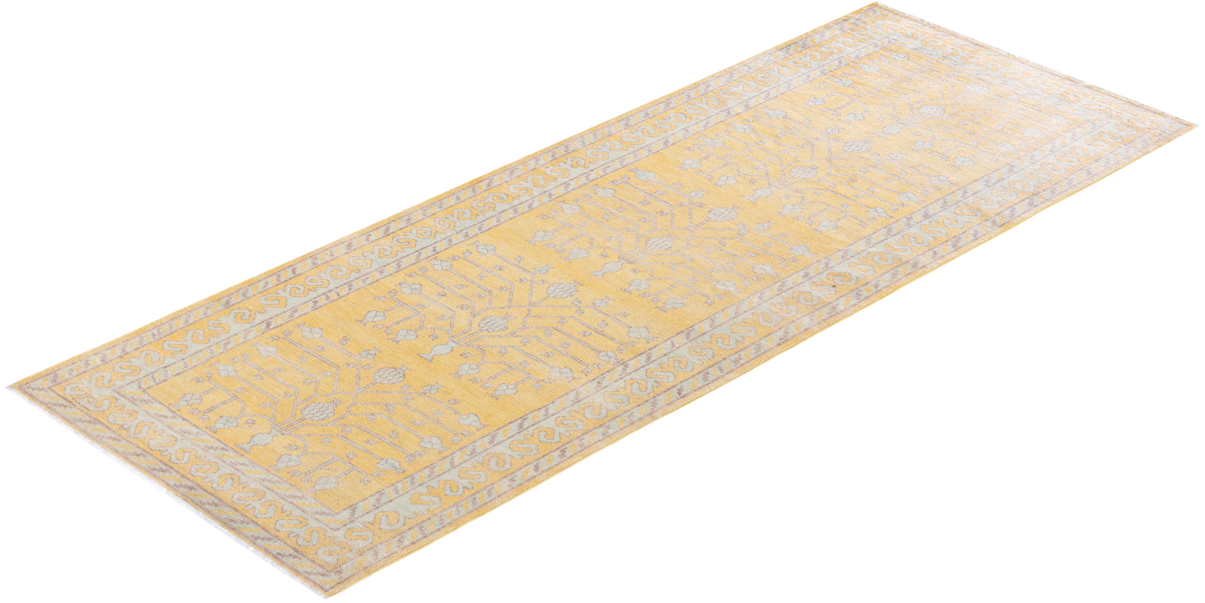 Tapis de course contemporain éclectique en laine nouée à la main jaune en vente 2
