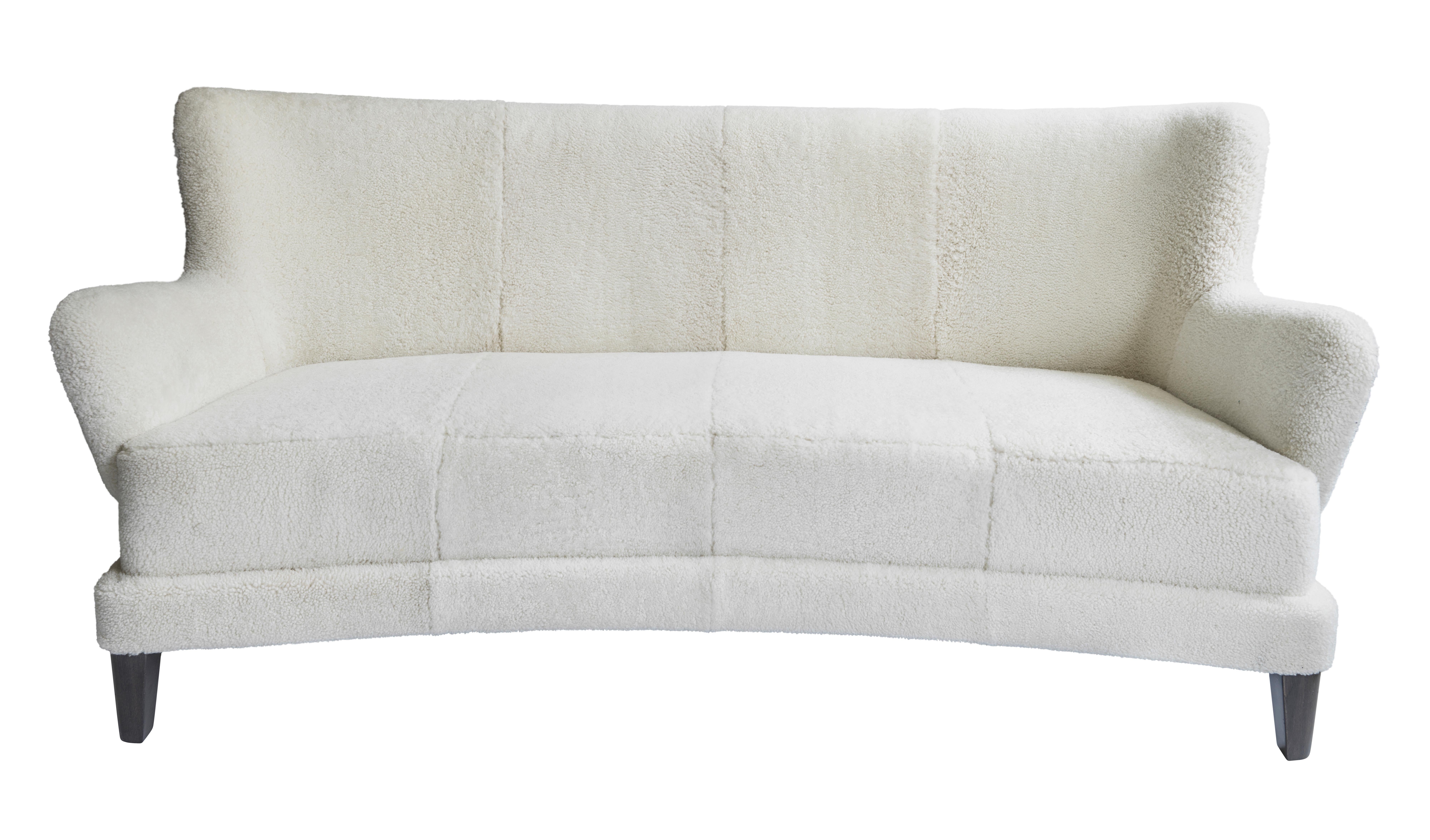 Zeitgenössisches Eclipse geschwungenes Sofa aus weißem Schafsfell und Lederpolsterung (Art déco) im Angebot