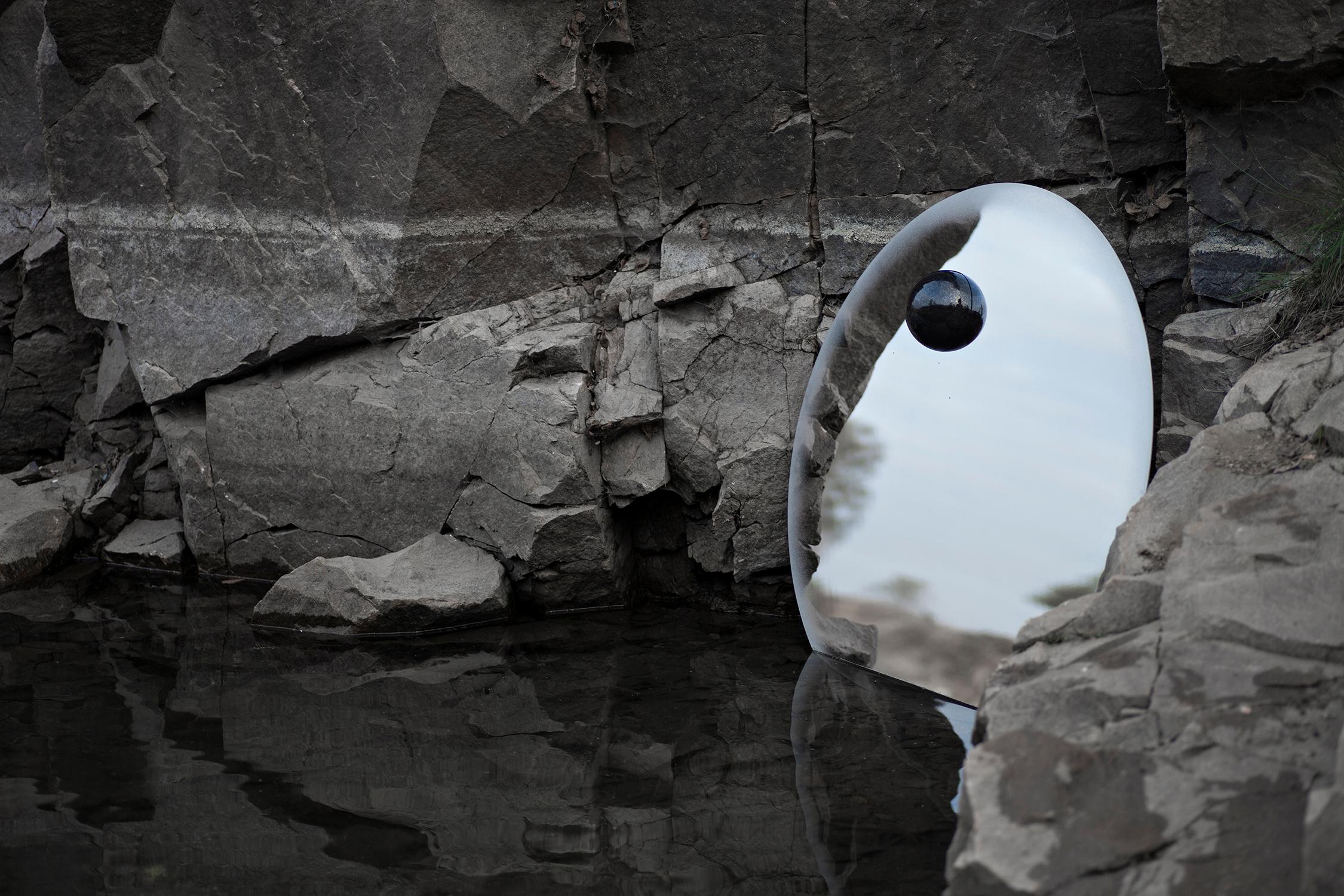 Contemporary Eclipse, Steel Mirror with a Diabase Stone (Schwedisch) im Angebot
