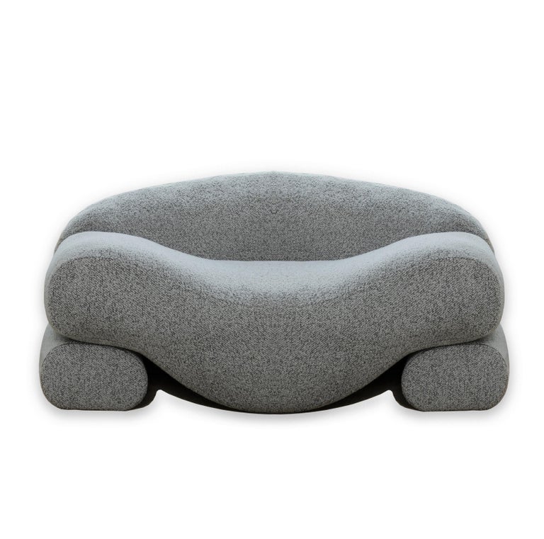 The Beanie lounger is a comfortable textile-covered lounger whose seat is comprised of one long bean bag. The sofa incorporates daybeds facing opposite directions. Its soft structure is filled with organic latex and lentil beans, which support the