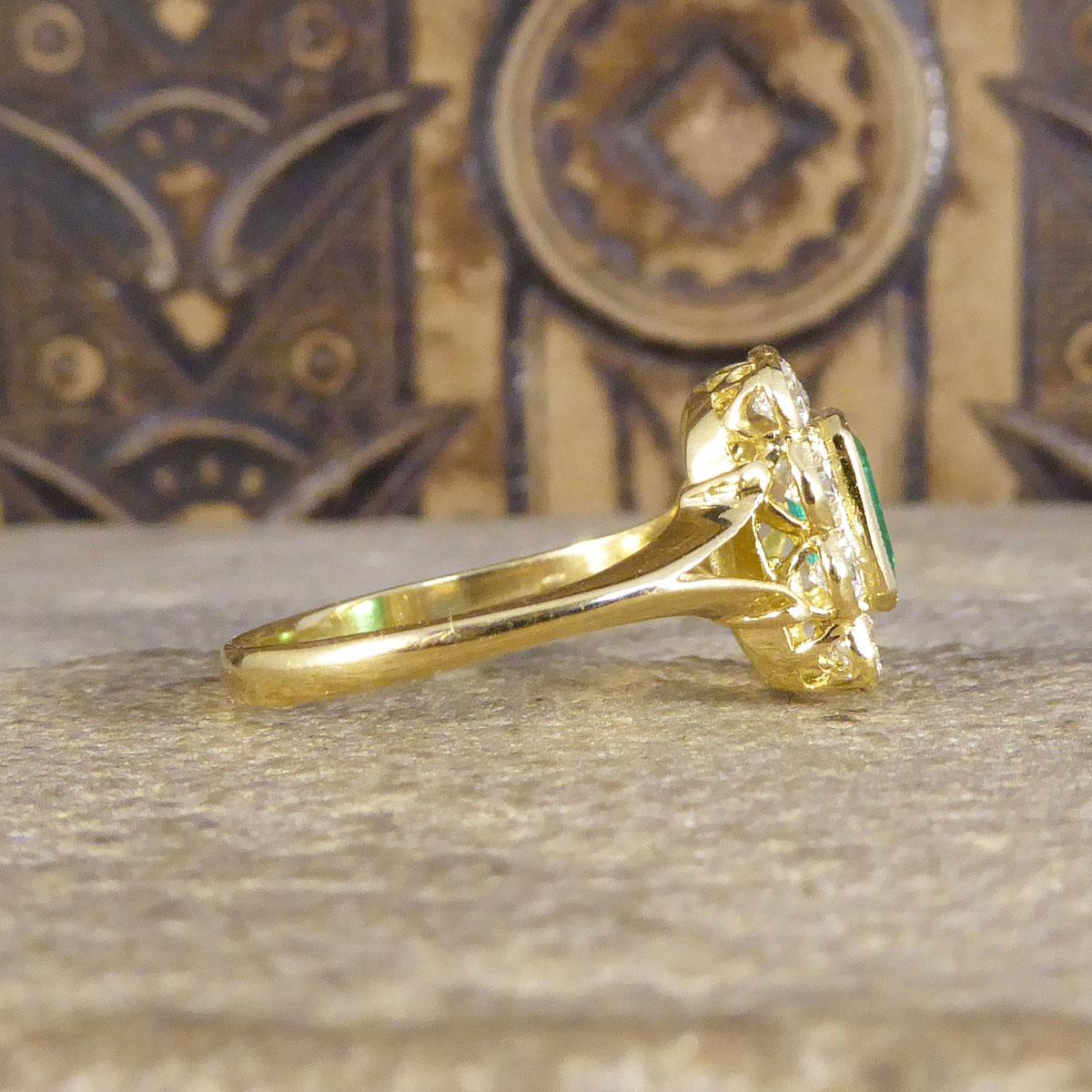 Édouardien Bague contemporaine de style édouardien en or 18 carats avec grappe d'émeraudes et de diamants de 0,90 carat en vente