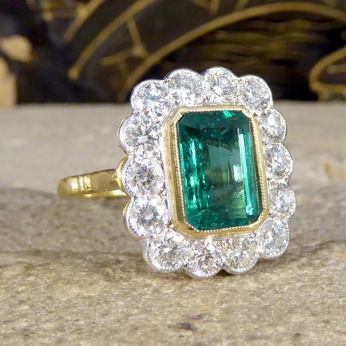 Dieser wunderschöne Ring mit Smaragd und Diamant ist der perfekte Verlobungs- oder Statement-Ring. Es wurde in Handarbeit gemacht, um einen edwardianischen Stil Ring zu reflektieren, mit einem einzigen 2,50ct Emerald Cut Smaragd in einem 18ct
