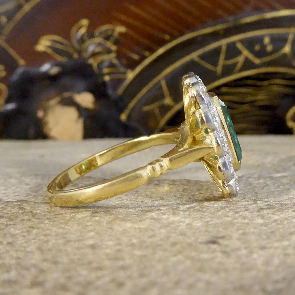 Zeitgenössischer Cluster-Ring aus Gold mit 2,50 Karat Smaragd und Diamant im edwardianischen Stil (Edwardian)