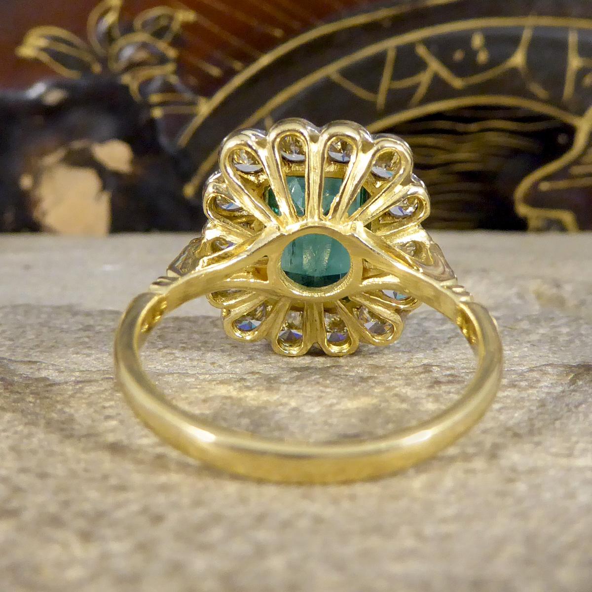 Zeitgenössischer Cluster-Ring aus Gold mit 2,50 Karat Smaragd und Diamant im edwardianischen Stil (Smaragdschliff)