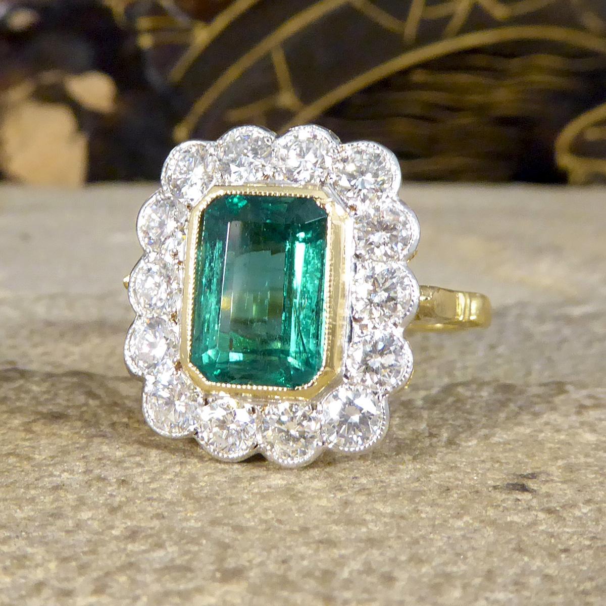 Zeitgenössischer Cluster-Ring aus Gold mit 2,50 Karat Smaragd und Diamant im edwardianischen Stil im Zustand „Hervorragend“ in Yorkshire, West Yorkshire