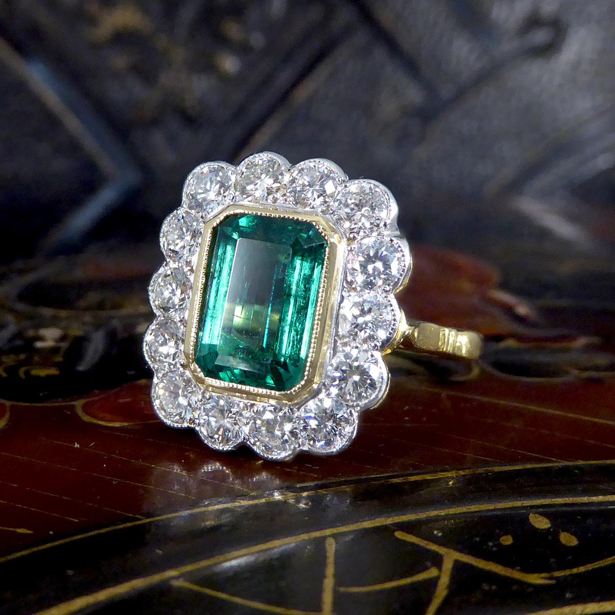 Zeitgenössischer Cluster-Ring aus Gold mit 2,50 Karat Smaragd und Diamant im edwardianischen Stil Damen