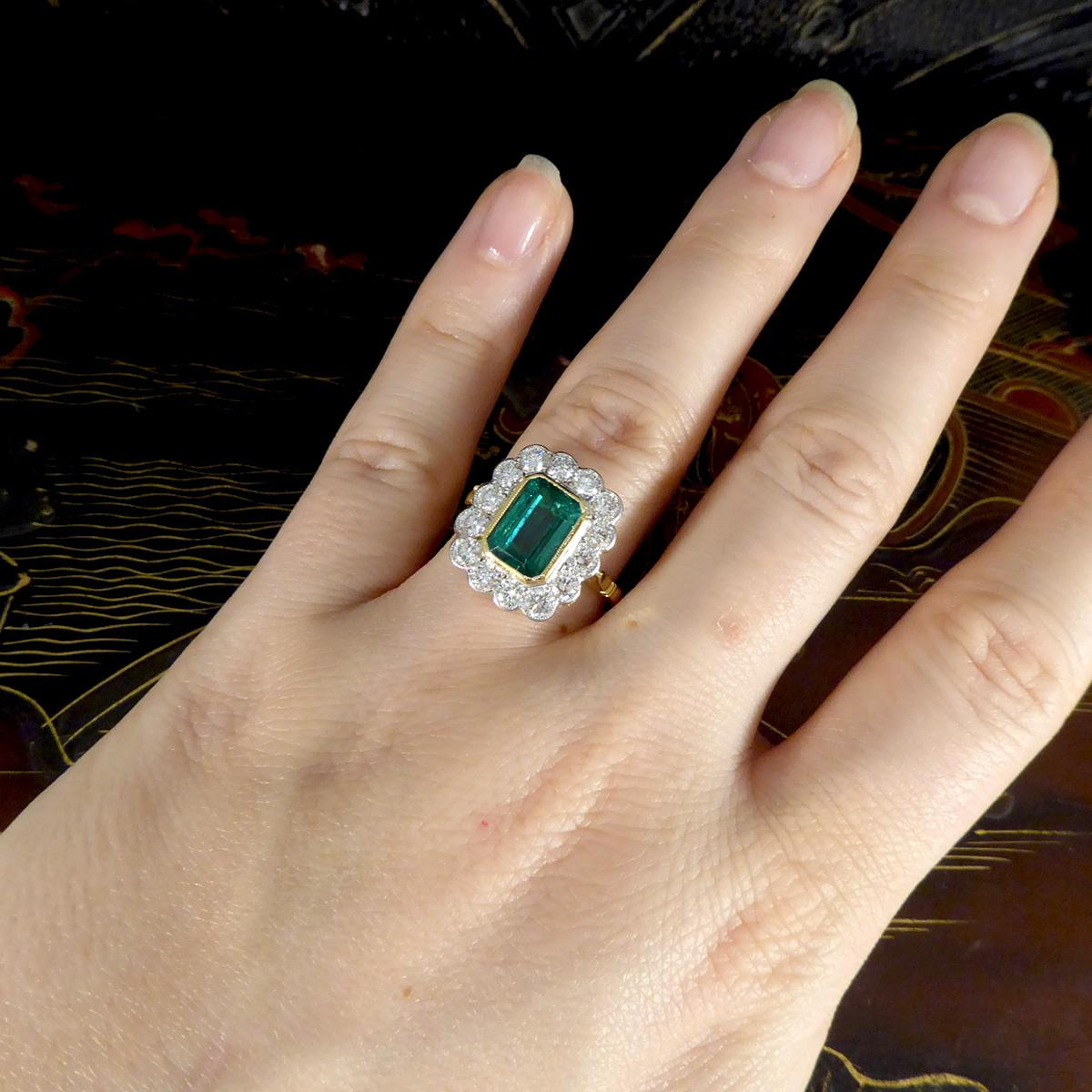 Zeitgenössischer Cluster-Ring aus Gold mit 2,50 Karat Smaragd und Diamant im edwardianischen Stil 1