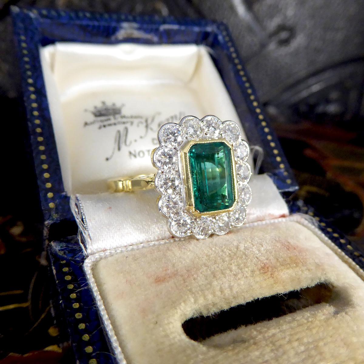 Zeitgenössischer Cluster-Ring aus Gold mit 2,50 Karat Smaragd und Diamant im edwardianischen Stil 2
