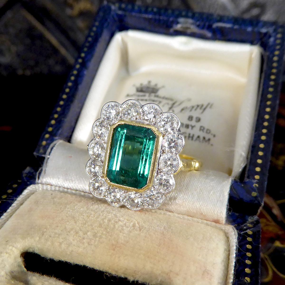 Zeitgenössischer Cluster-Ring aus Gold mit 2,50 Karat Smaragd und Diamant im edwardianischen Stil 3