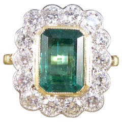 Anello con smeraldo e diamanti a grappolo in stile edoardiano contemporaneo da 2,50 carati in oro