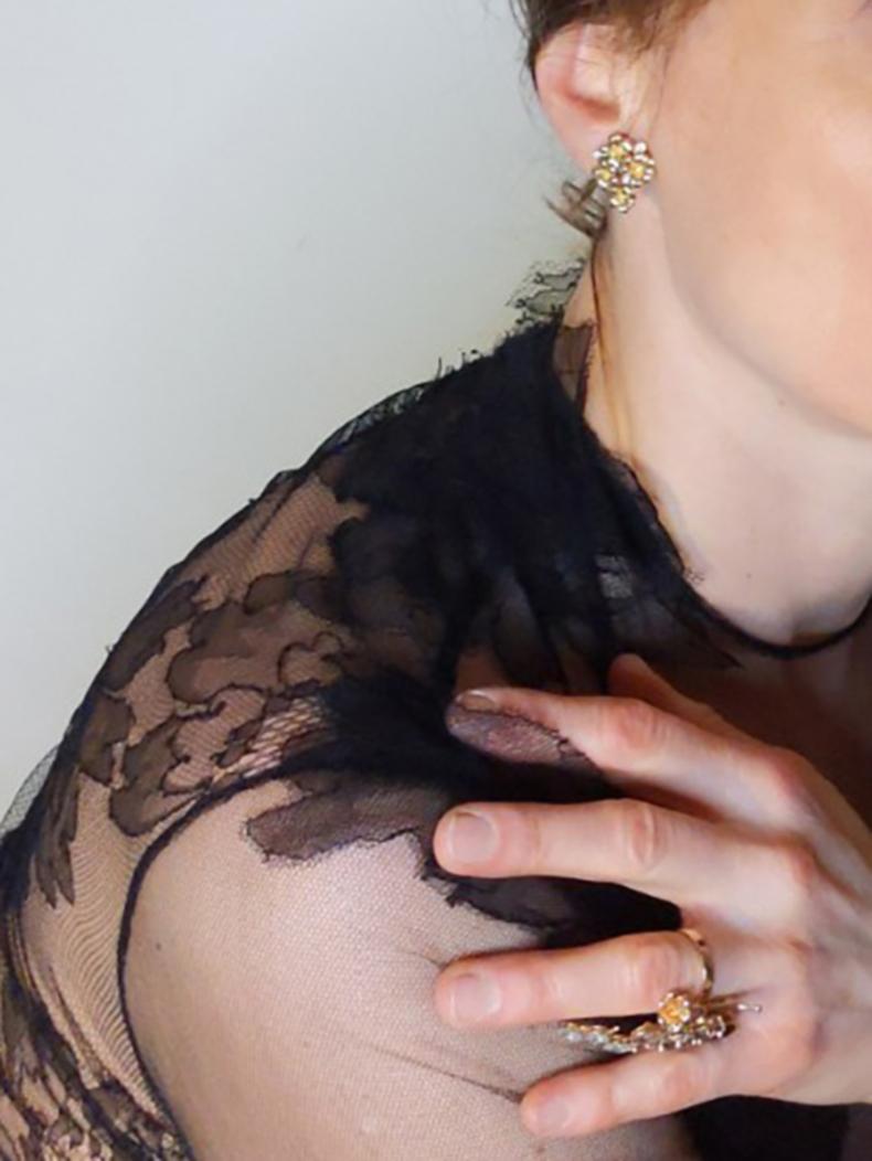 Bague contemporaine en or jaune dix-huit carats, fleur de tabac en forme de grappe de cocktail en vente 4