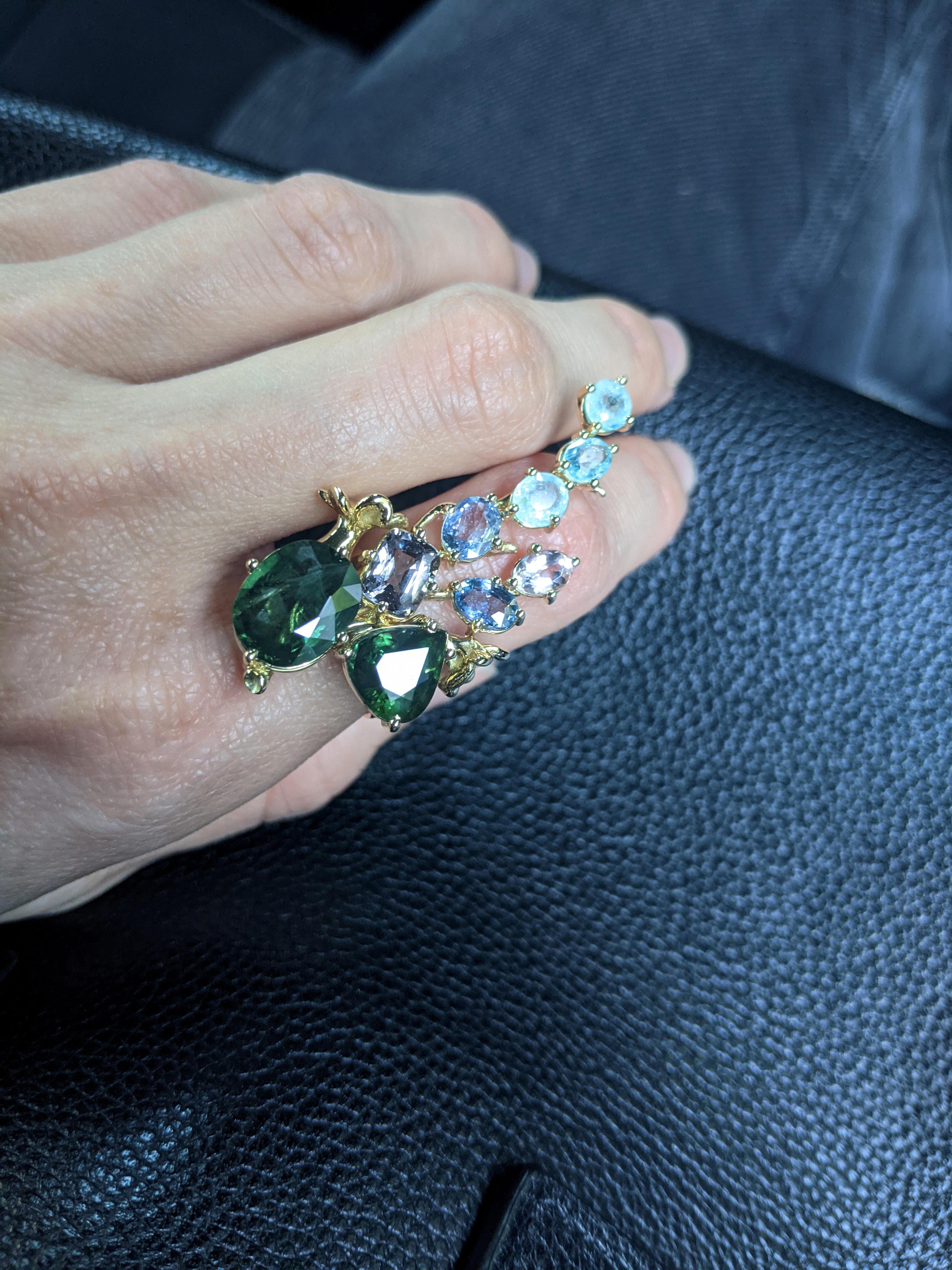 Le cœur de cette bague cocktail Tobacco Flower en or jaune 18 carats est un saphir bleu naturel taillé en coussin. La bague est facile à porter et la pierre précieuse attire l'attention. Cette pièce peut être signée personnellement pour le même