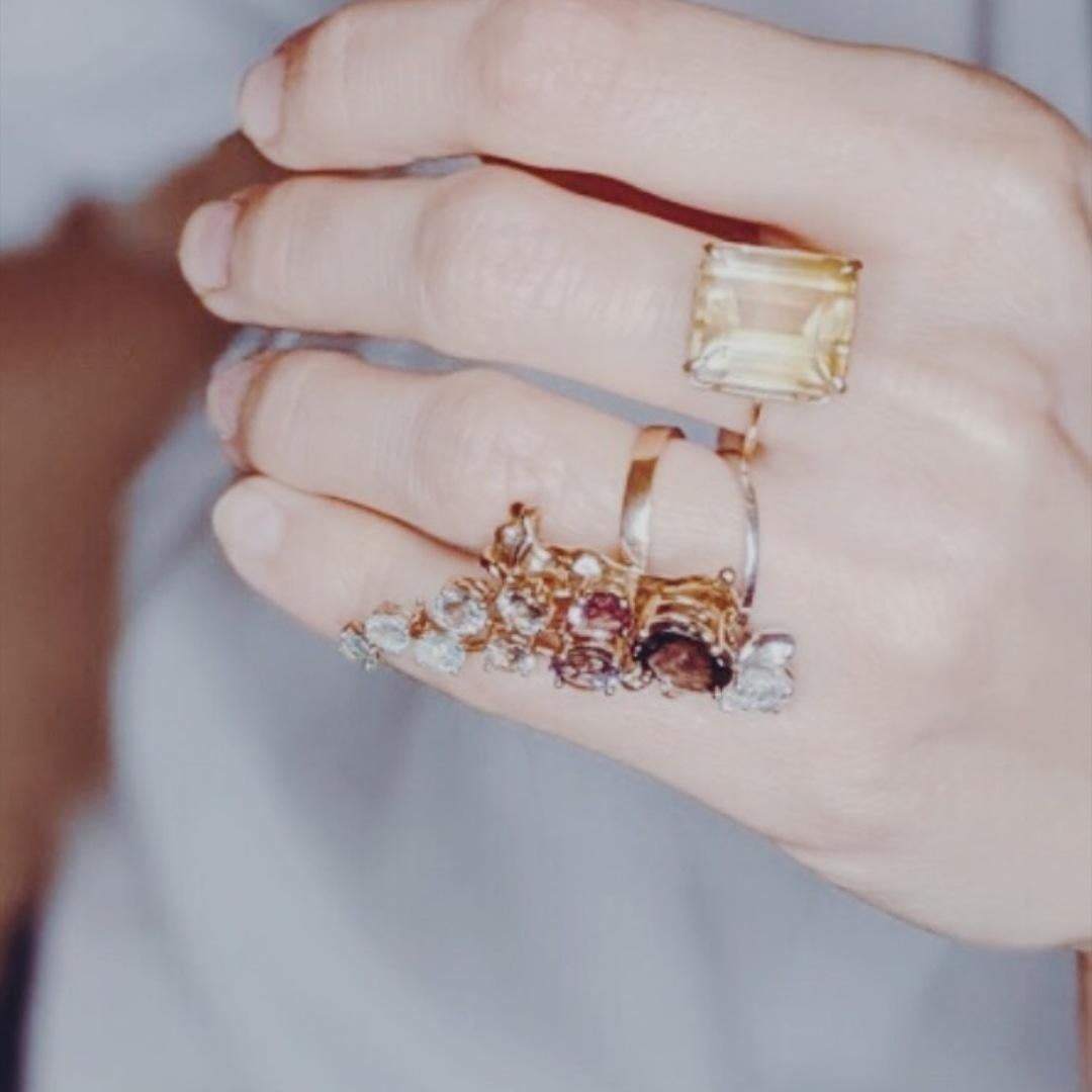 Bague contemporaine en or jaune dix-huit carats, fleur de tabac en forme de grappe de cocktail en vente 1