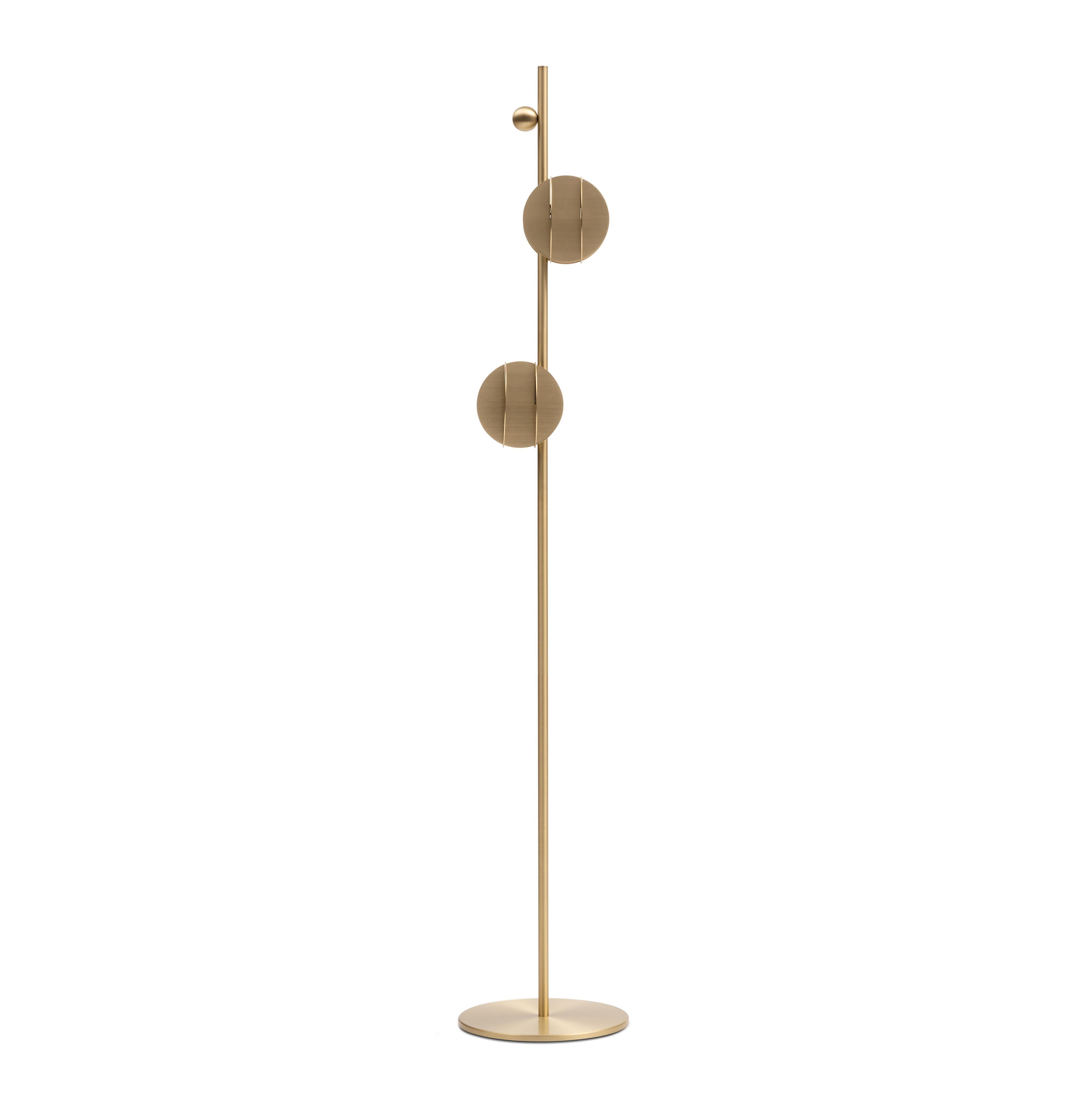 Marchio: NOOM
Designer: Kateryna Sokolova
Materiali: Ottone / Rame / Acciaio inox
Dimensioni: H 170 cm x L 30 cm x P 30 cm
Versione UE: 2 x LED 10WG9220 -240V50 Hz
Versione USA: 2 x LED 10W G9 110V 60 Hz.

La collezione di luci EL si ispira alle