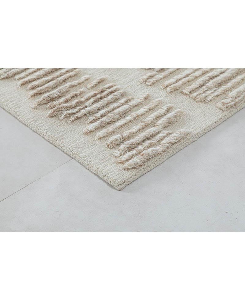 Hand-Woven Contemporary Elegance: One-of-a-Kind Beige Tufted Rug 5'x8' For Sale