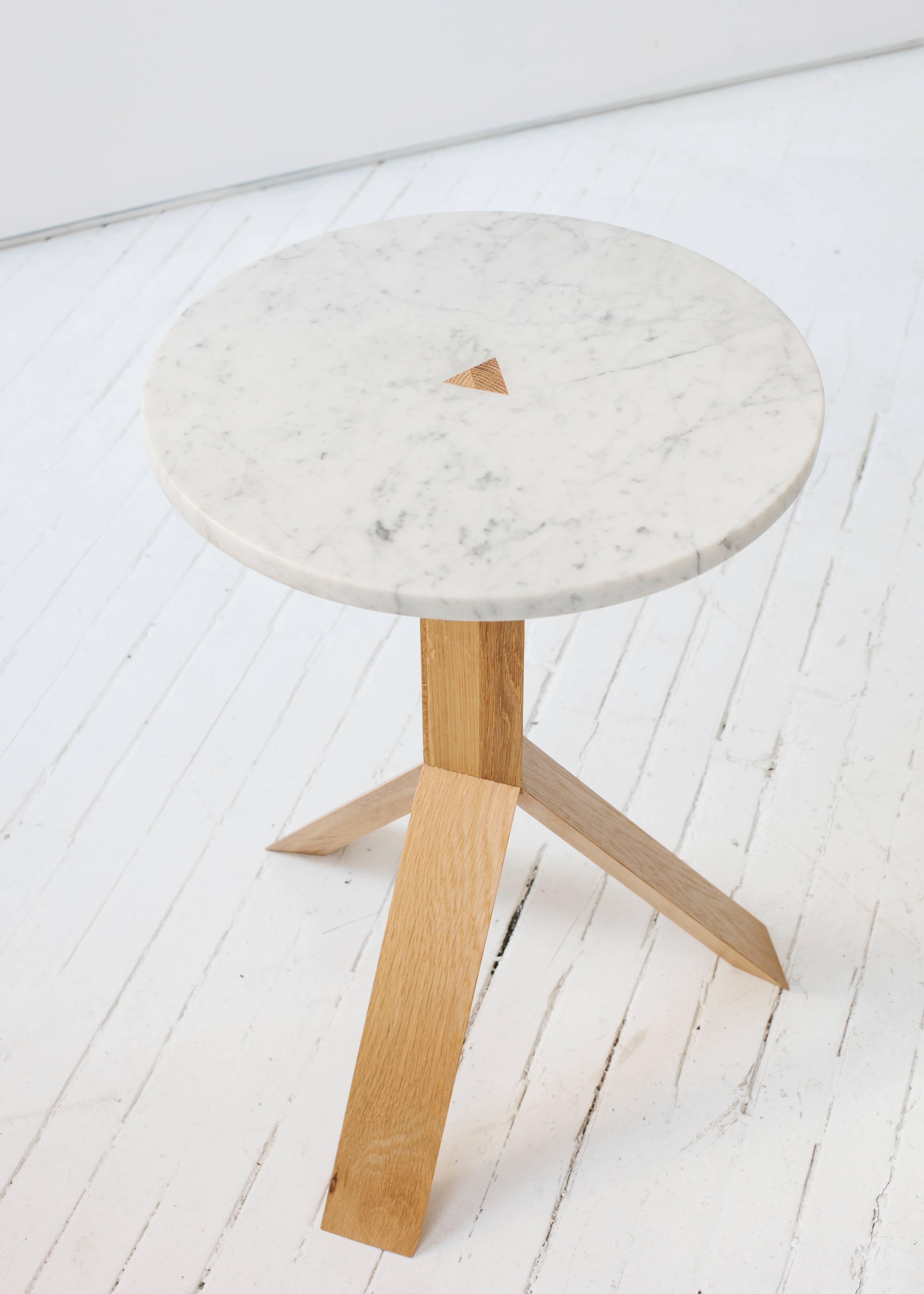 Fait main Table d'appoint contemporaine à huit pieds en bois de chêne blanc et pierre de Fort Standard en vente