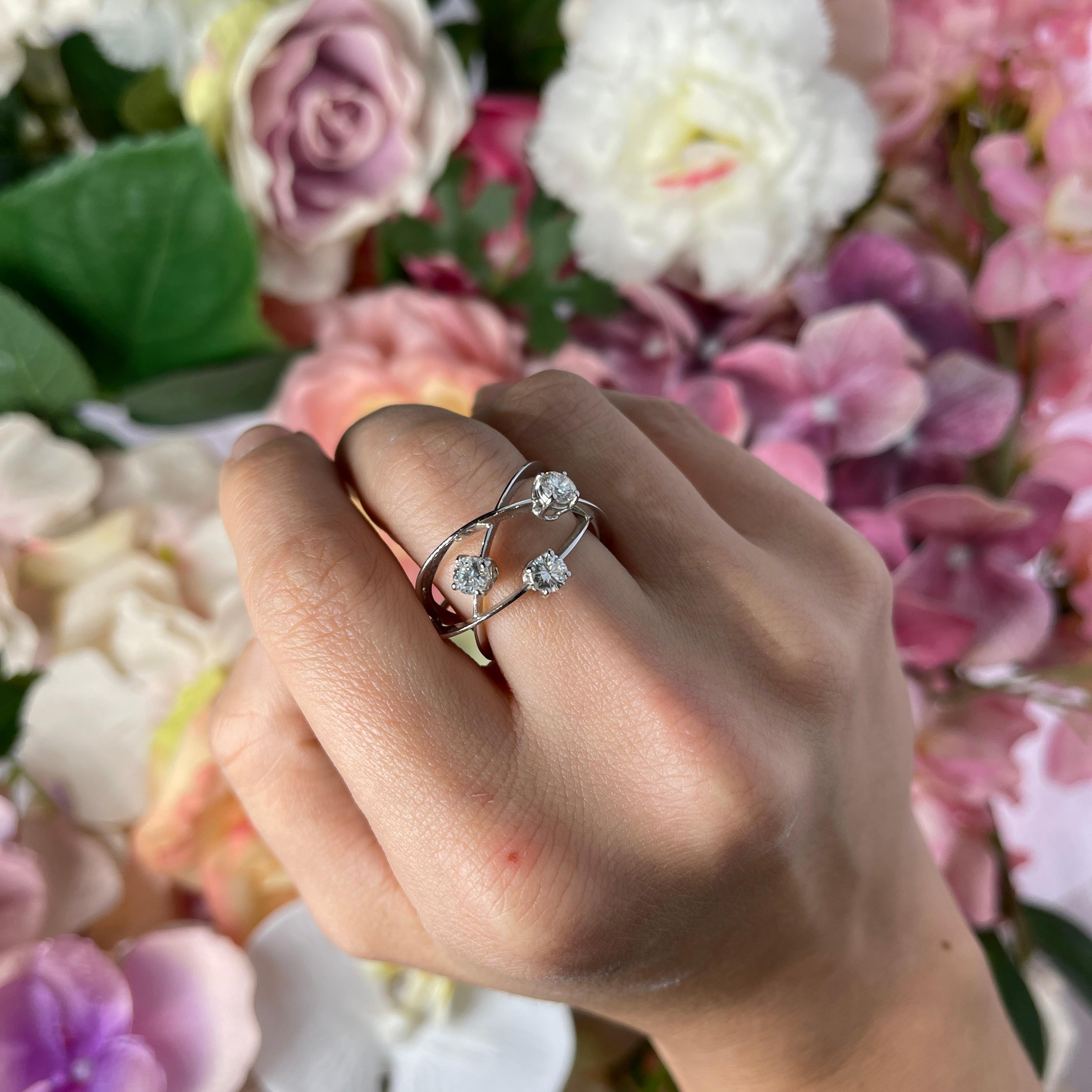 Contemporary Ellipse White Diamond 0.76 carats Ring in 18kt White Gold For Sale 2