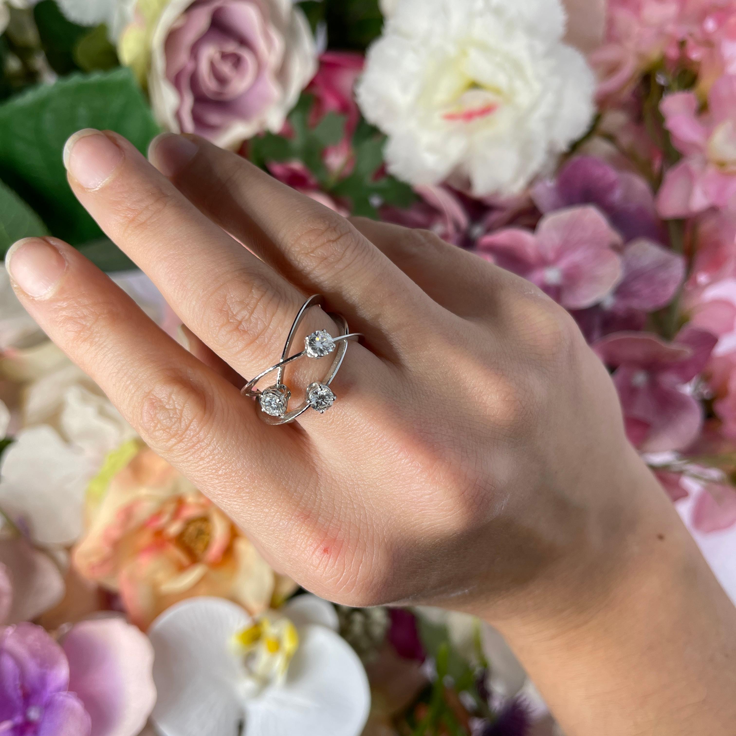 Contemporary Ellipse White Diamond 0.76 carats Ring in 18kt White Gold For Sale 3