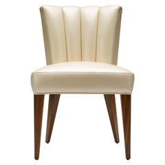 Chaise de salle à manger contemporaine Elodie en cuir nacré champagne et pieds en noyer