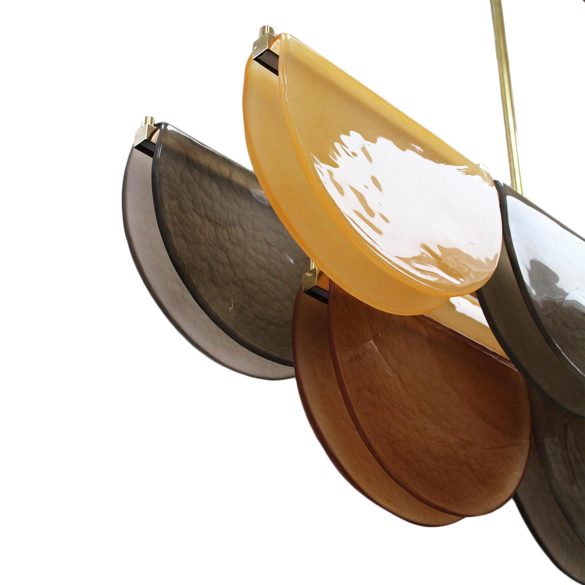 Zeitgenössische Deckenleuchte aus Murano-Glas und Messing in Erdtönen, Italien (Handgefertigt) im Angebot