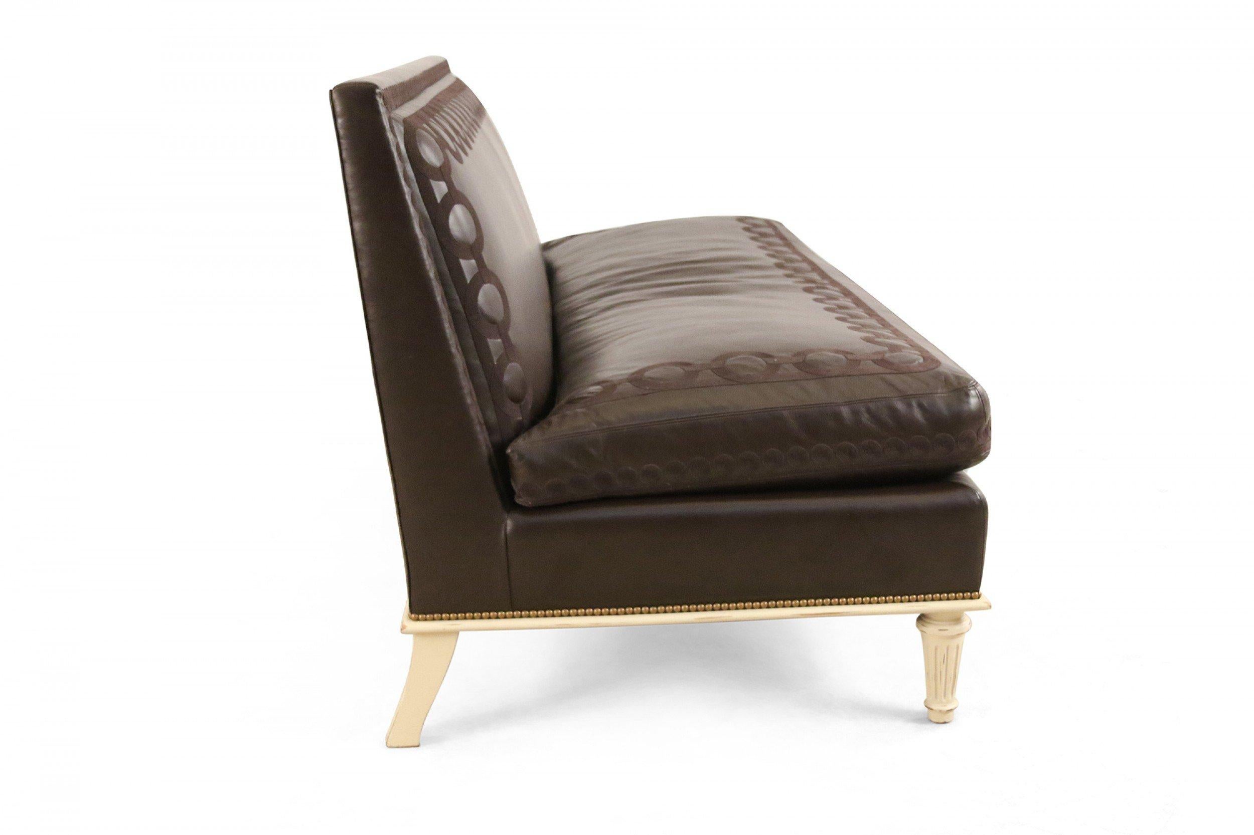 Zeitgenössisches Sofa aus besticktem braunem Leder und bemaltem Holz im Angebot 3