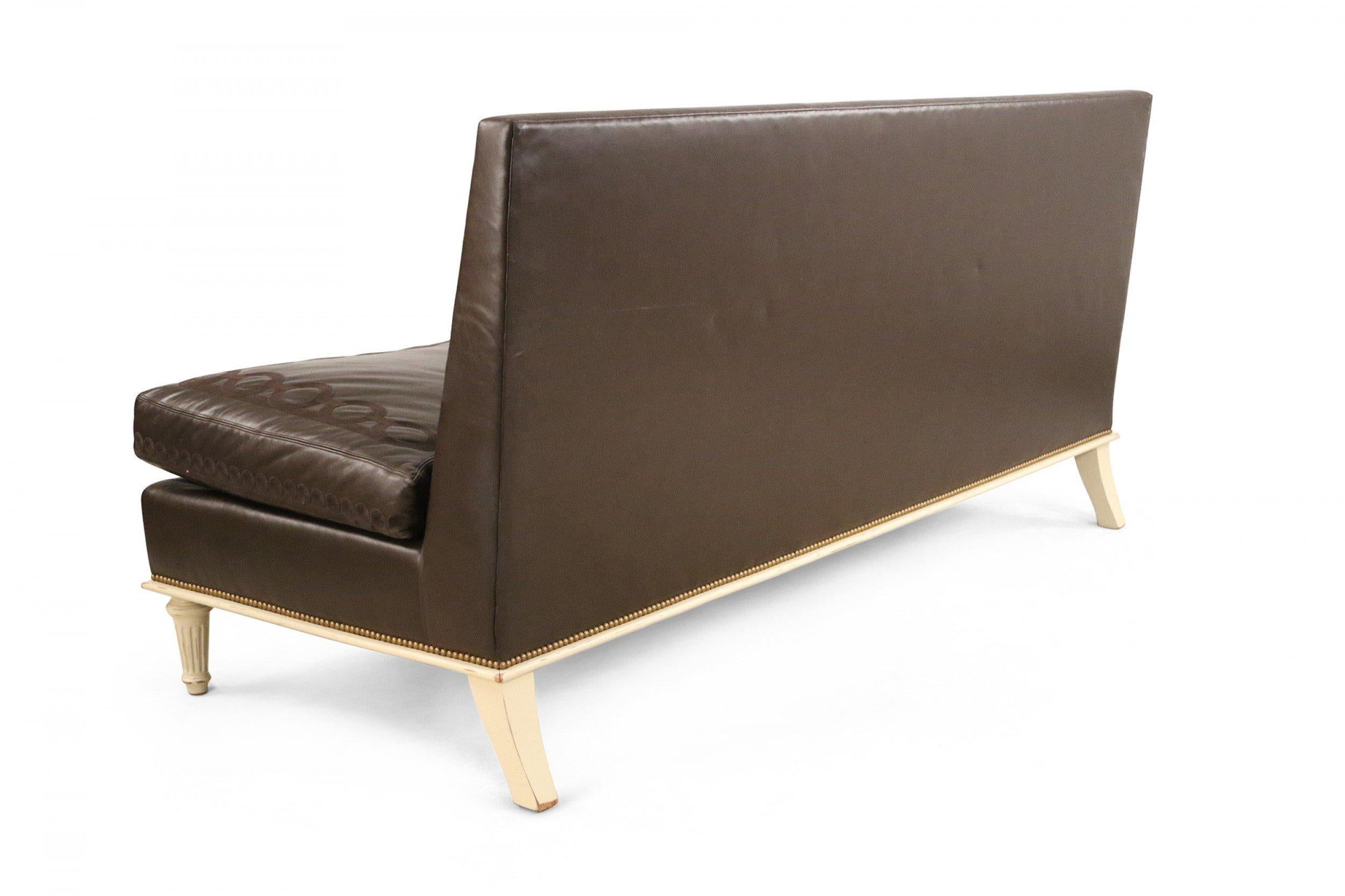 Zeitgenössisches Sofa aus besticktem braunem Leder und bemaltem Holz (amerikanisch) im Angebot