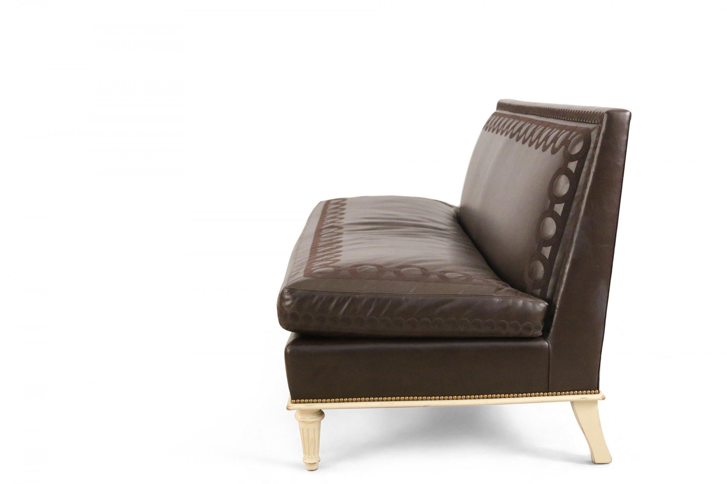 Zeitgenössisches Sofa aus besticktem braunem Leder und bemaltem Holz im Zustand „Gut“ im Angebot in New York, NY