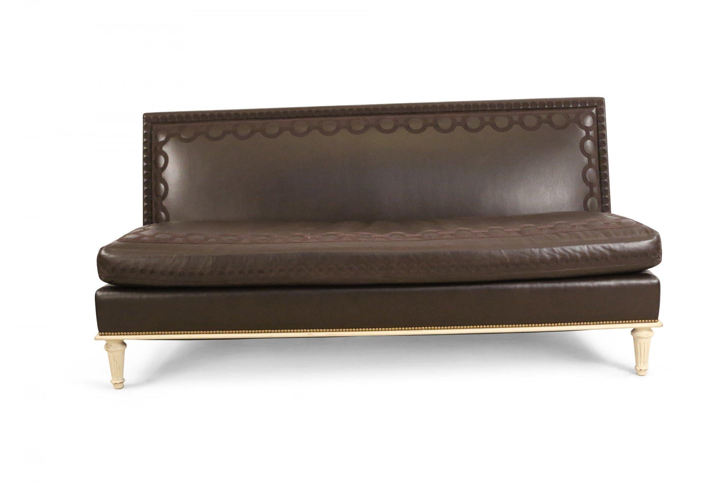 Zeitgenössisches Sofa aus besticktem braunem Leder und bemaltem Holz (20. Jahrhundert) im Angebot