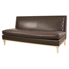 Zeitgenössisches Sofa aus braunem Leder und lackiertem Holz mit Stickerei
