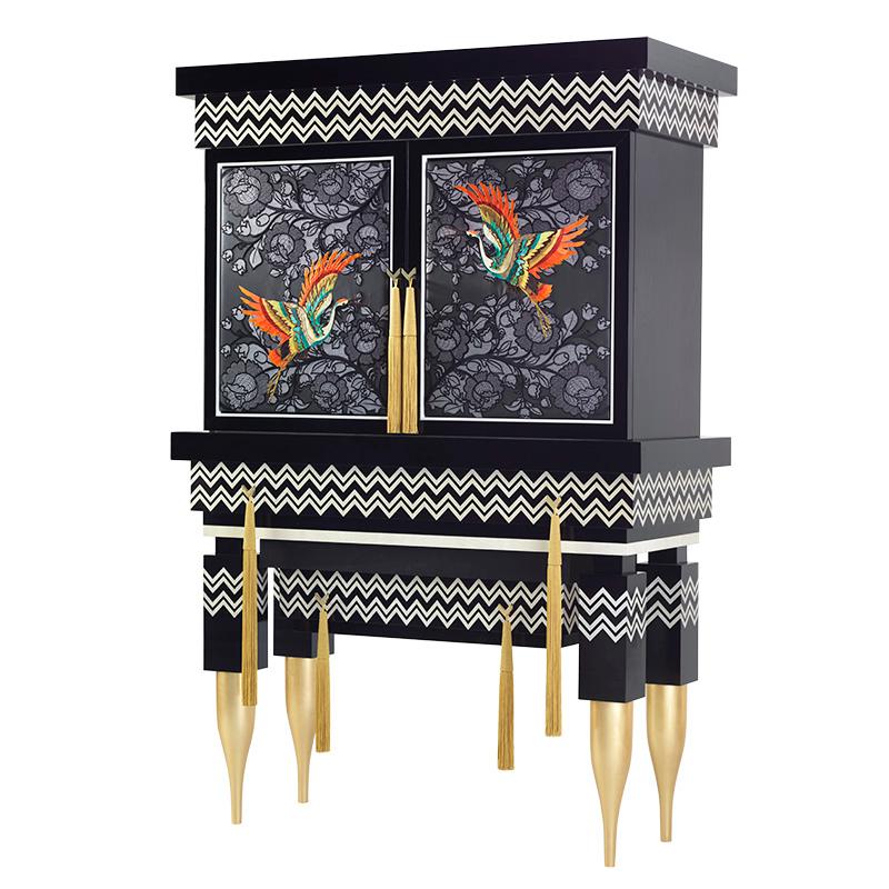 A visually striking black/white optical effect for this version of the Classic cabinet. Finely crafted finishes with meticulous details, comprising multicolored embroidery, large tassels.

Light MDF wood structure, formaldehyde-free, faced with