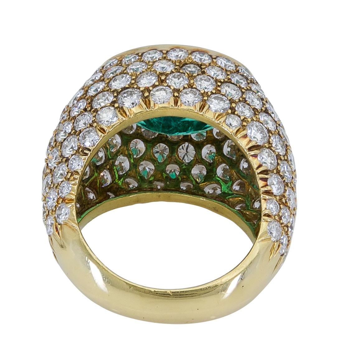 Contemporary Emerald and Diamond 18 Karat Yellow Gold Ring In Good Condition For Sale In New York, NY