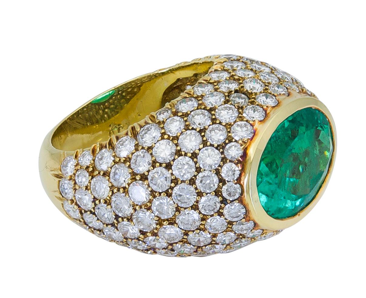 Women's Contemporary Emerald and Diamond 18 Karat Yellow Gold Ring For Sale