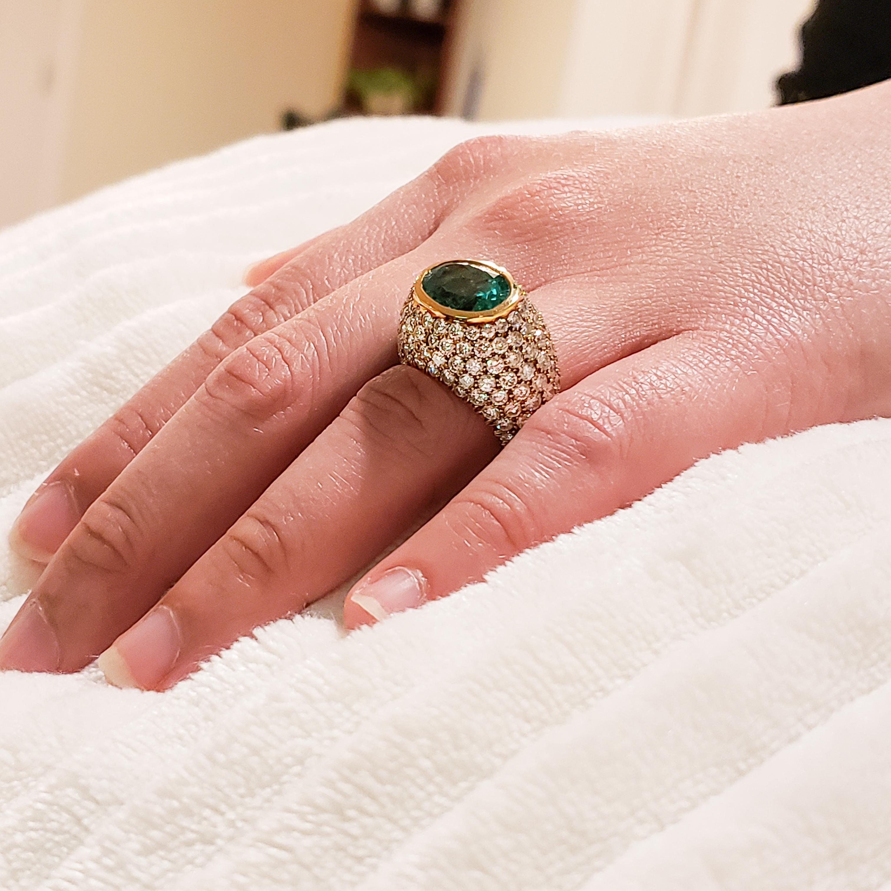 Contemporary Emerald and Diamond 18 Karat Yellow Gold Ring For Sale 3