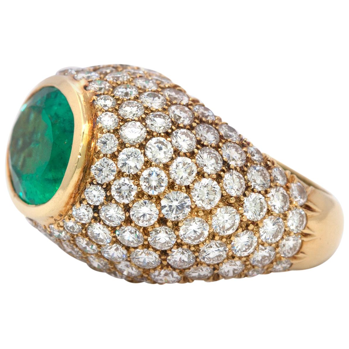 Contemporary Emerald and Diamond 18 Karat Yellow Gold Ring For Sale