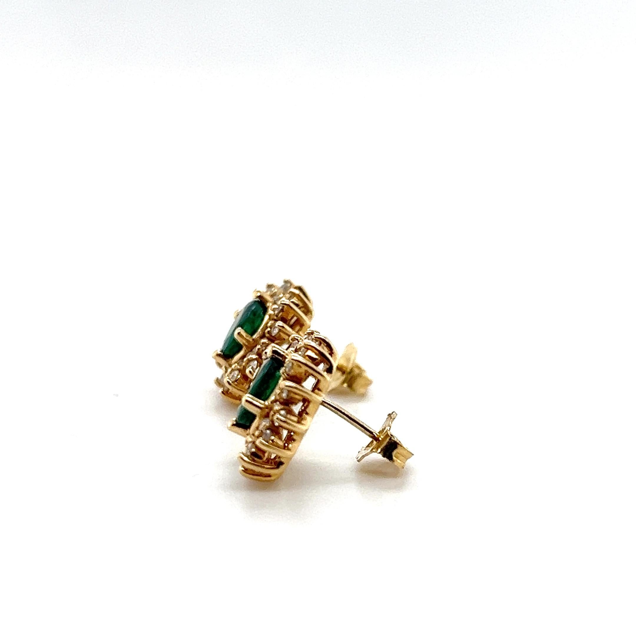 Contemporaneo Orecchini contemporanei con smeraldo e diamanti a grappolo in giallo 14k in vendita