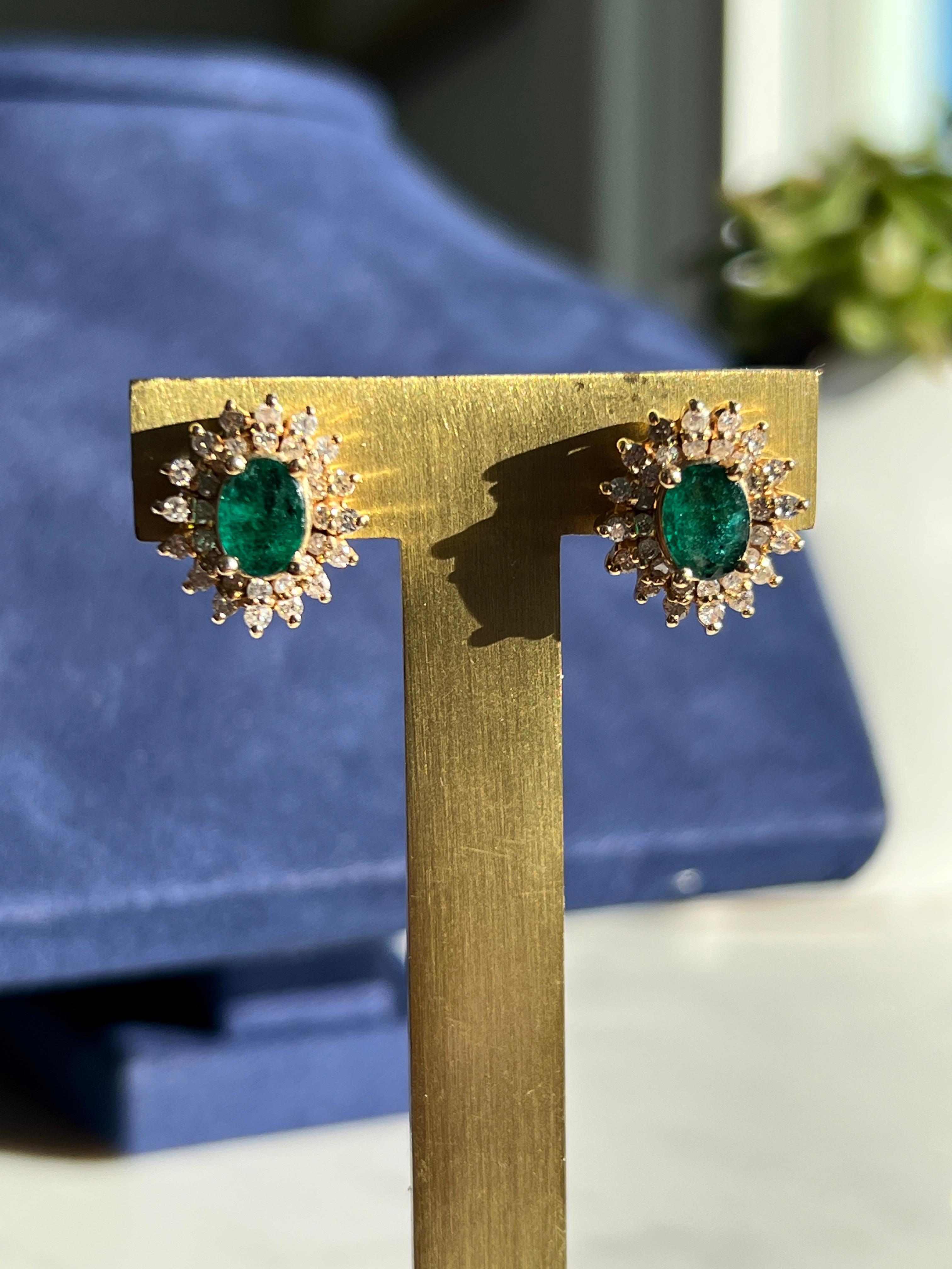 Orecchini contemporanei con smeraldo e diamanti a grappolo in giallo 14k in vendita 1
