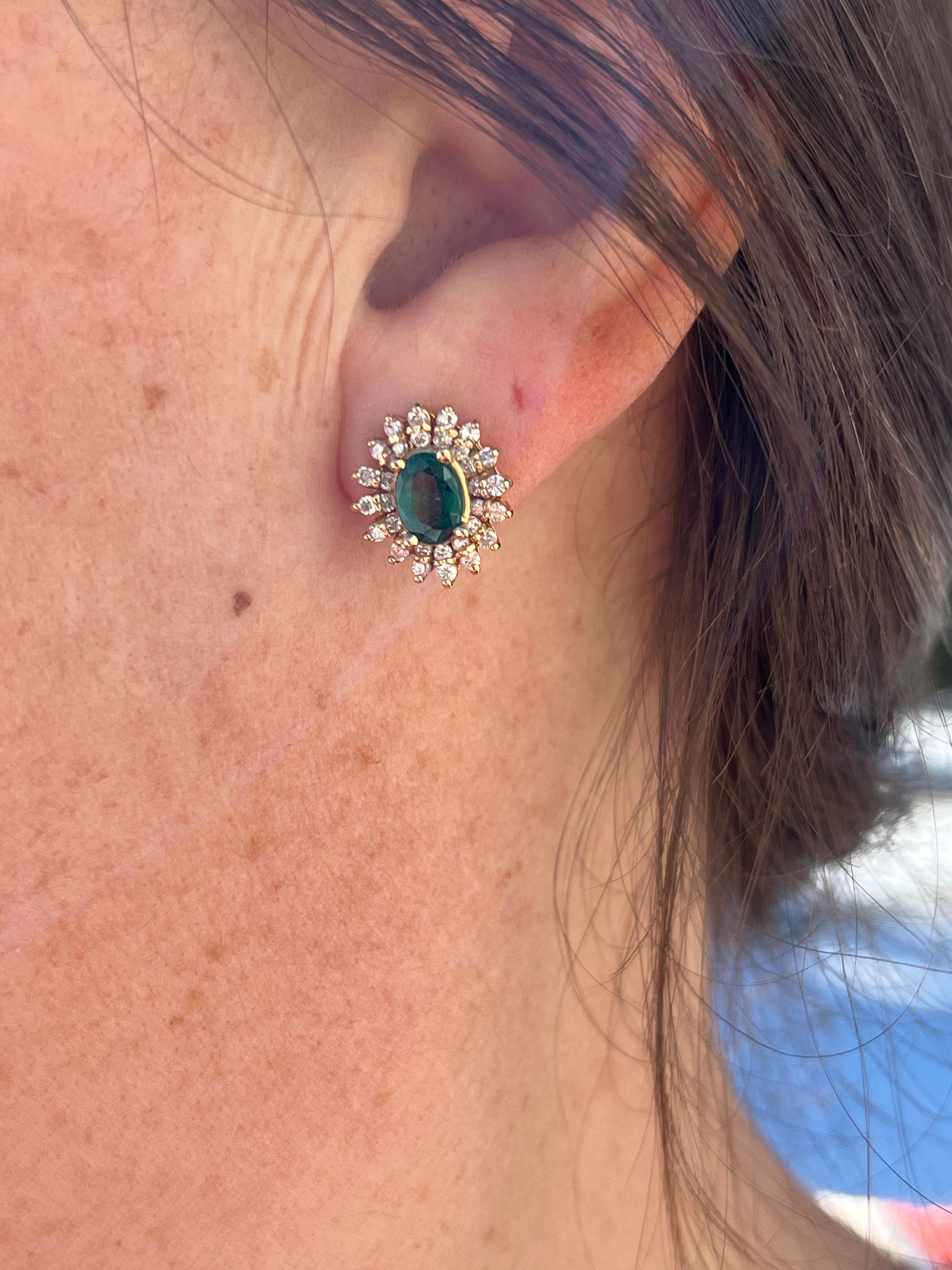 Orecchini contemporanei con smeraldo e diamanti a grappolo in giallo 14k in vendita 2