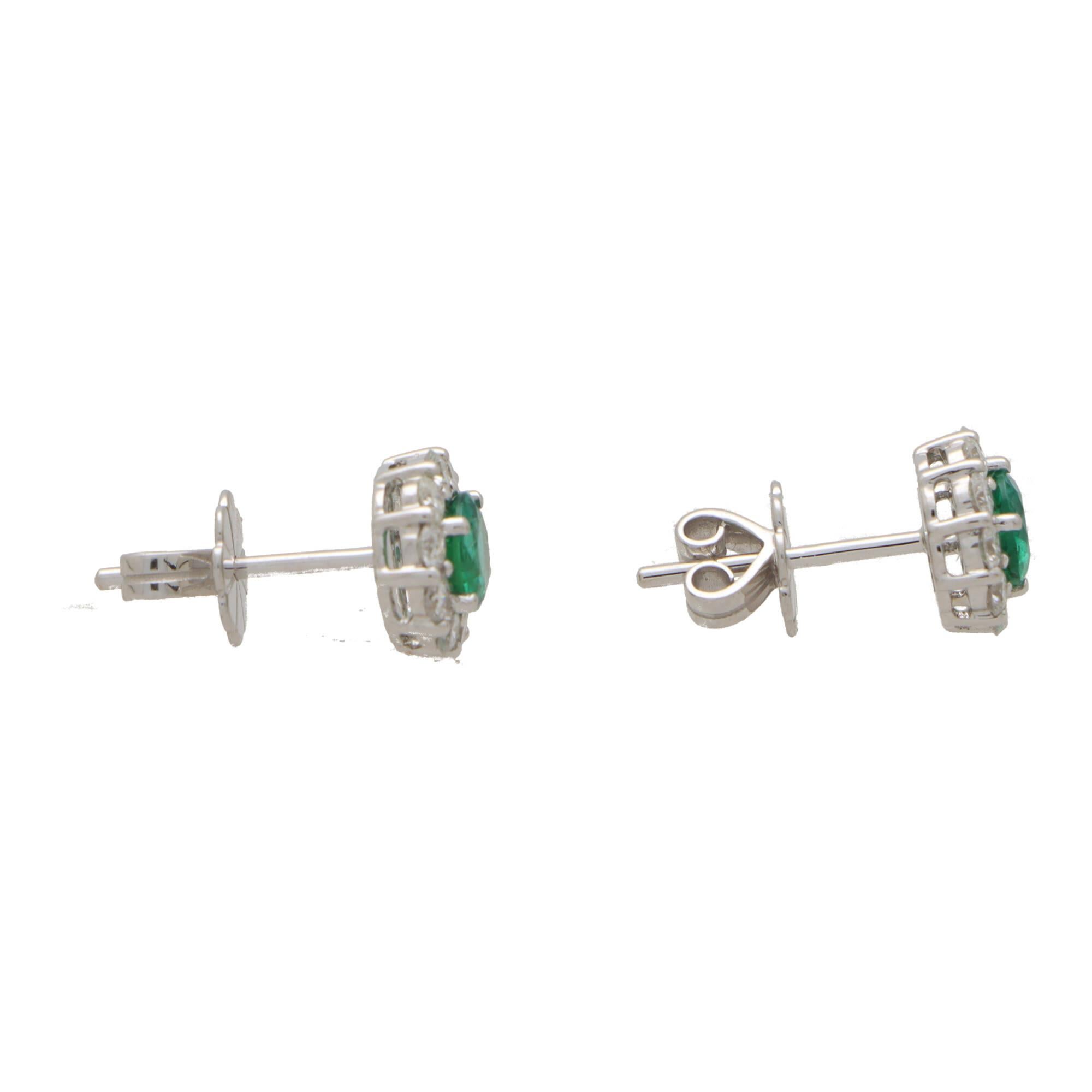Contemporary Emerald and Diamond Cluster Earrings in 18k White Gold In New Condition For Sale In London, GB