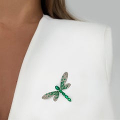 Zeitgenössische "Schmetterling"-Brosche aus Weißgold mit Smaragd und Diamant