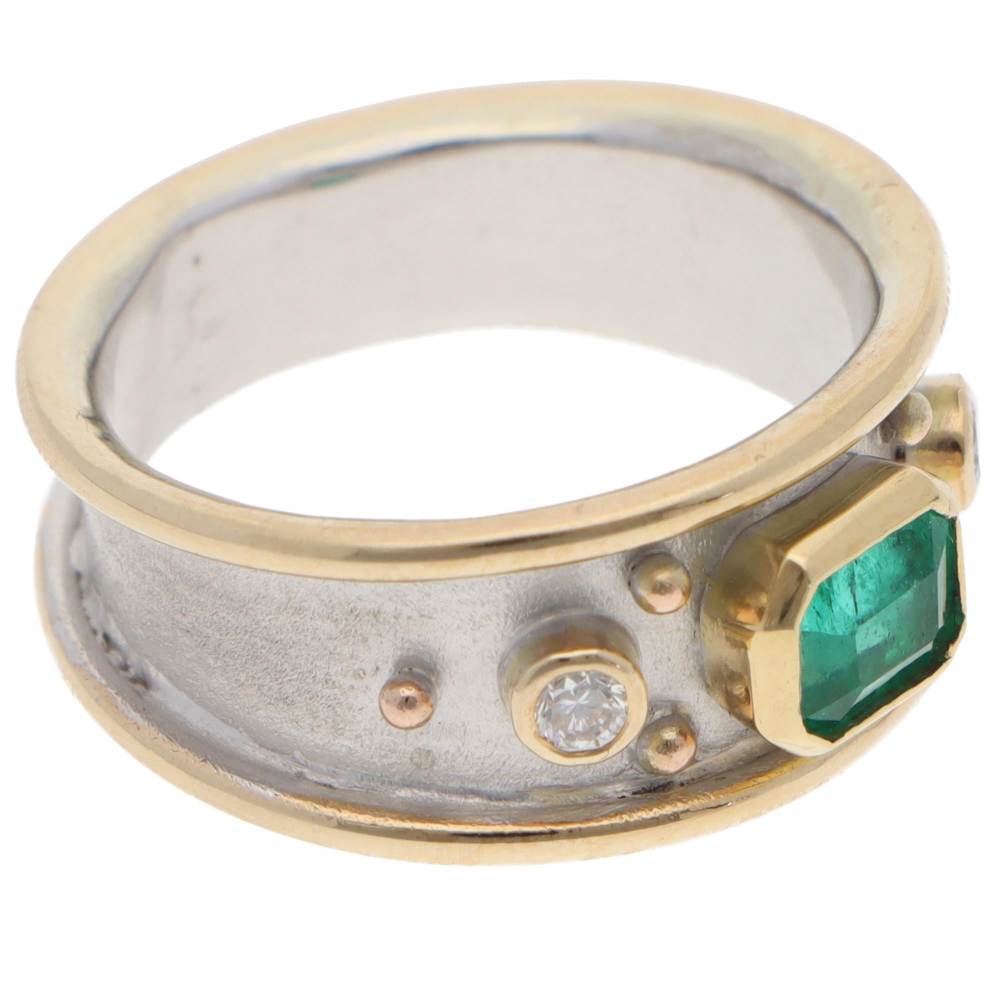 Neoetrusco Anello contemporaneo con smeraldo e diamante di epoca etrusca in vendita