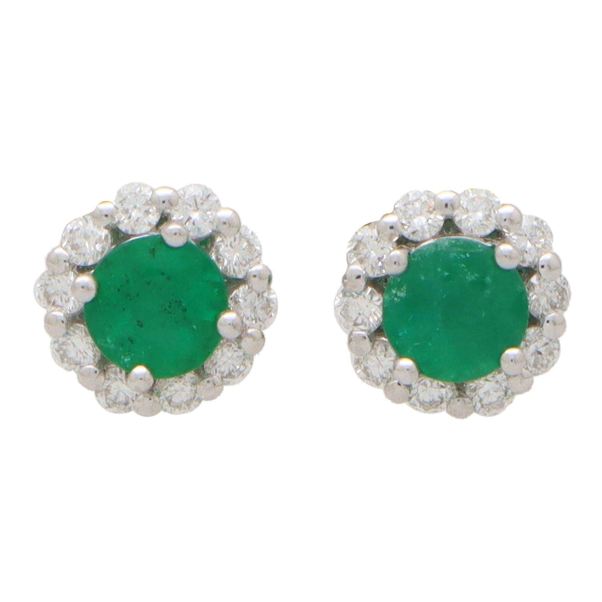 Taille ronde Boucles d'oreilles contemporaines en or blanc 18 carats avec grappe de fleurs en émeraudes et diamants en vente
