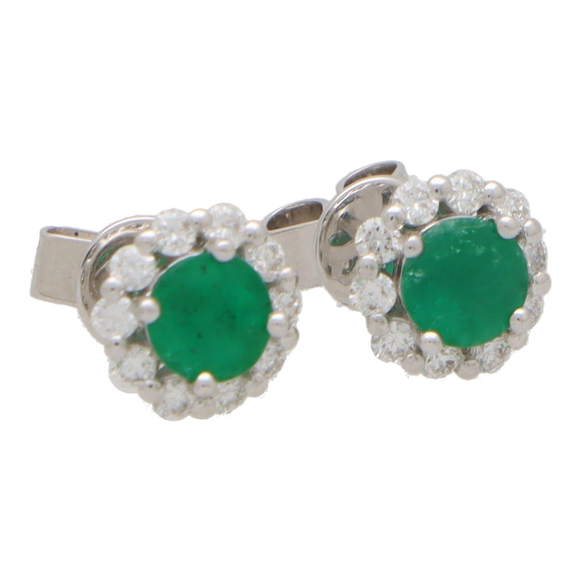 Contemporary Emerald and Diamond Floral Cluster Earrings in 18k White Gold In New Condition For Sale In London, GB
