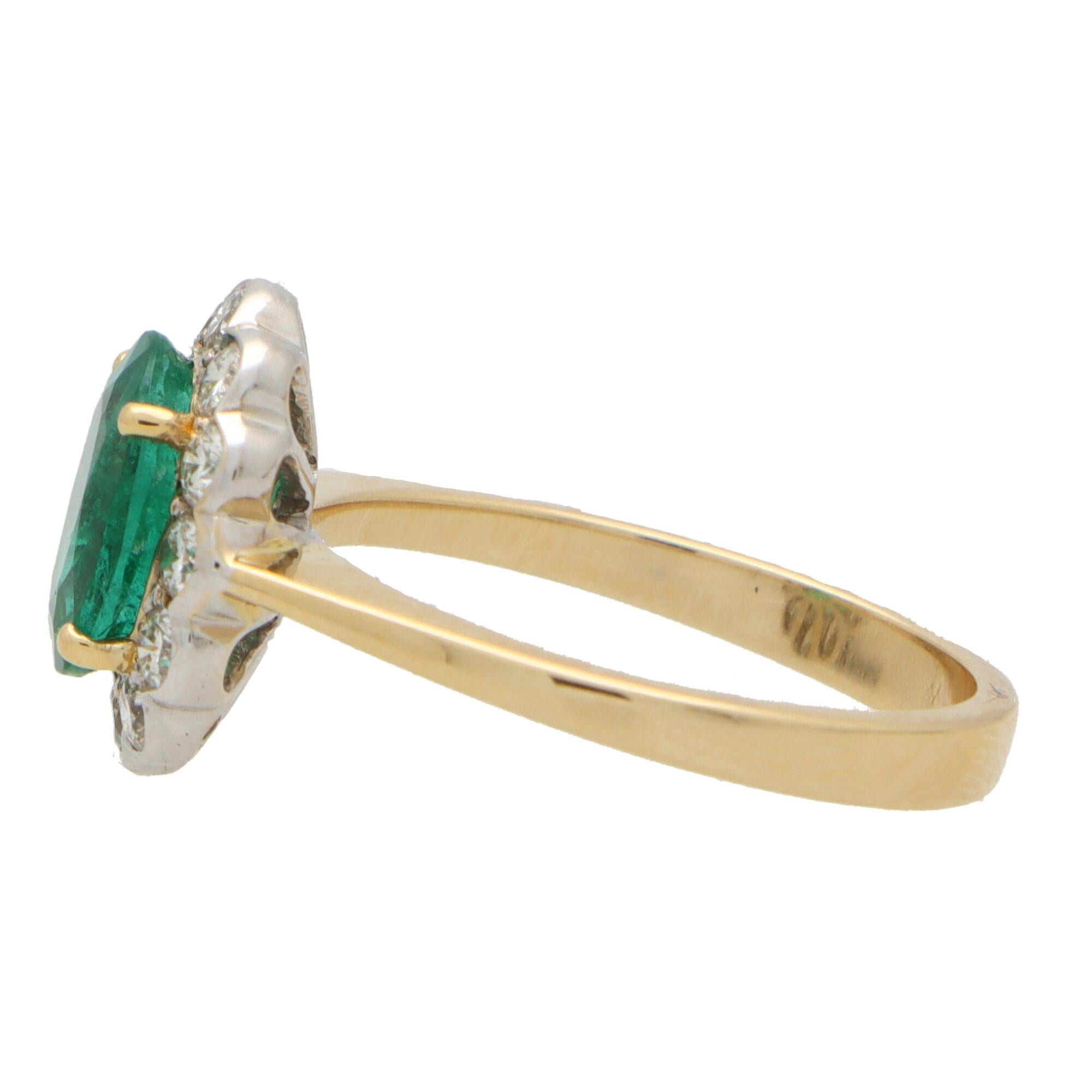 Contemporary Emerald and Diamond Floral Cluster Ring Set in 18k Gold In Good Condition For Sale In London, GB