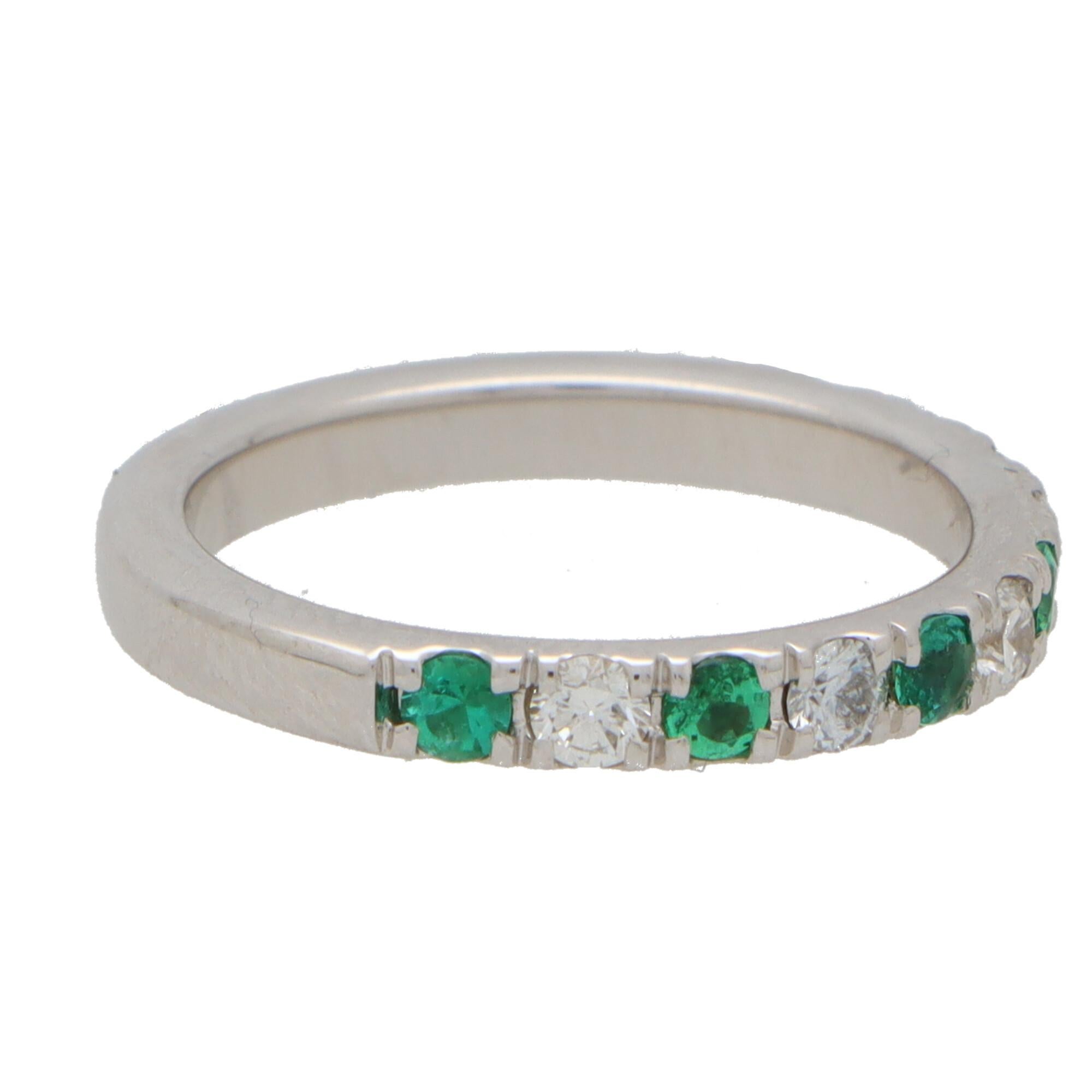 Contemporary Emerald and Diamond Half Eternity Band Ring in 18k White Gold In New Condition For Sale In London, GB