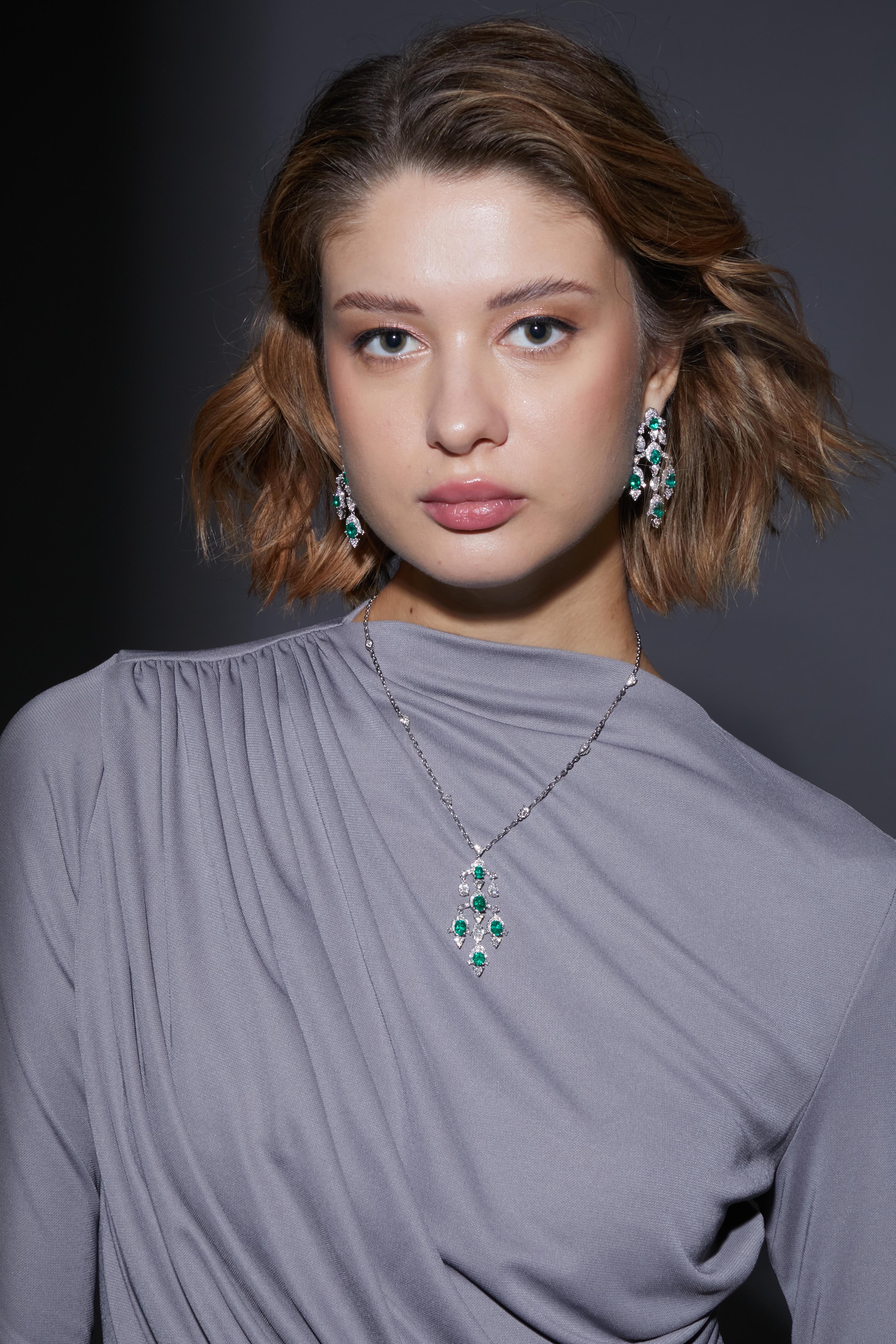 Contemporary Smaragd- und Diamant-Halskette aus 18 Karat Weißgold. (Zeitgenössisch) im Angebot